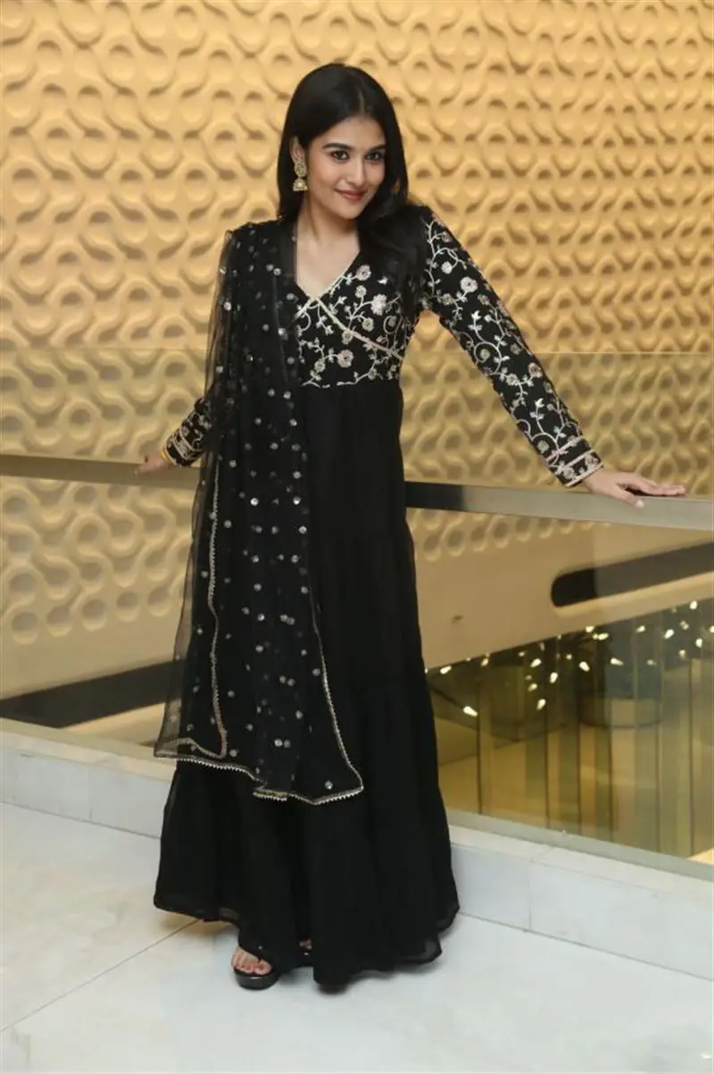 TELUGU GIRL SHREYA RANI REDDY IN BLACK DRESS 4